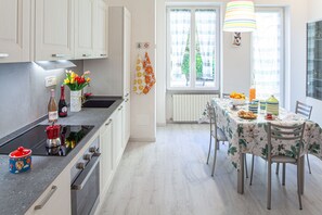 Fridge, microwave, oven, stovetop - Casa Mary - For 4 people, in centre, 5 minutes from beach and station to Cinque Terre (Levanto)