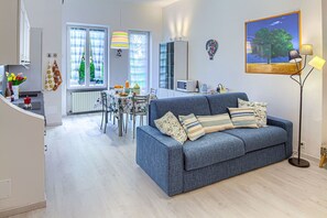 TV, DVD player - Casa Mary - For 4 people, in centre, 5 minutes from beach and station to Cinque Terre (Levanto)