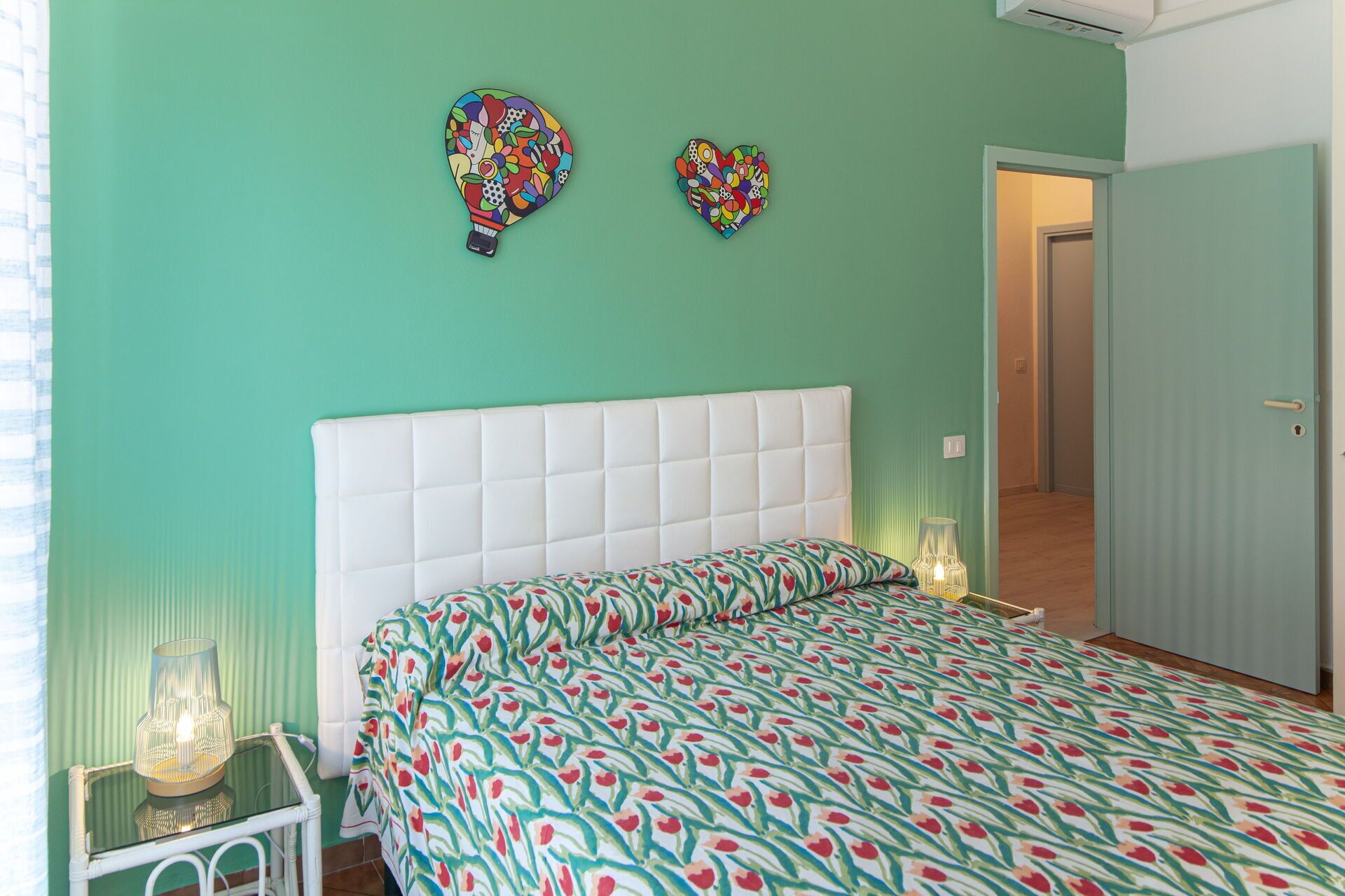 1 slaapkamer, een strijkplank/strijkijzer, reisbedje, gratis wifi