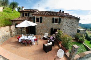 Outdoor dining - Beautiful private villa with A/C, private pool, internet, TV, terrace, pets allowed, close to Lucca (Palmata)