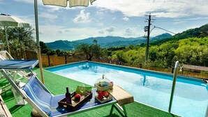 A swimming pool with a view of mountains, surrounded by a wooden fence and a green lawn. - Wonderful private villa with private pool, internet, A/C, TV, terrace, pets allowed, close to Lucca (Palmata)
