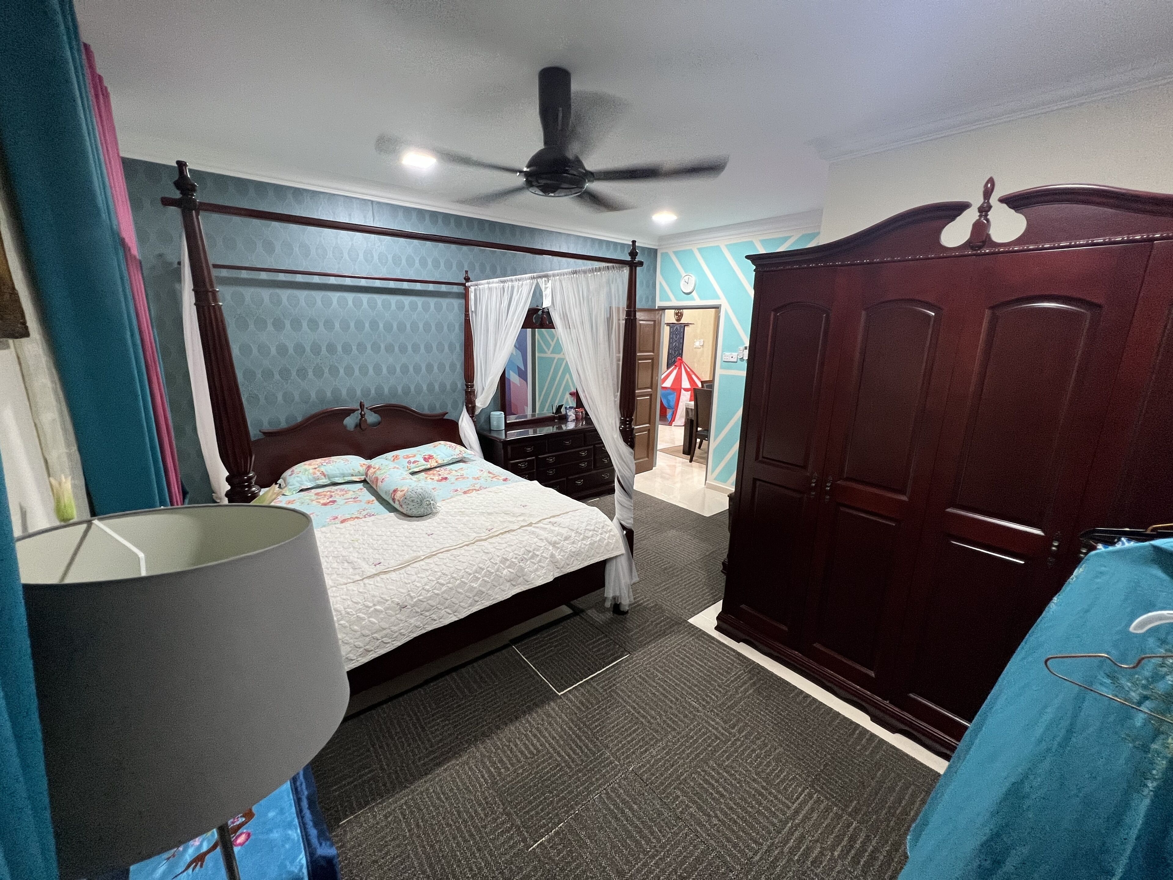 4 bedrooms, Egyptian cotton sheets, premium bedding, down comforters