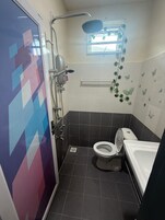 Un baño con ducha, inodoro y bañera.