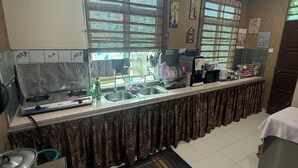 基础平房 | 私人厨房 | 大冰箱、微波炉、炉灶、电热水壶