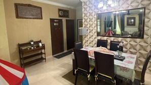A dining area with a ceiling fan, a dining table with chairs, a bench, and a wall-mounted mirror.