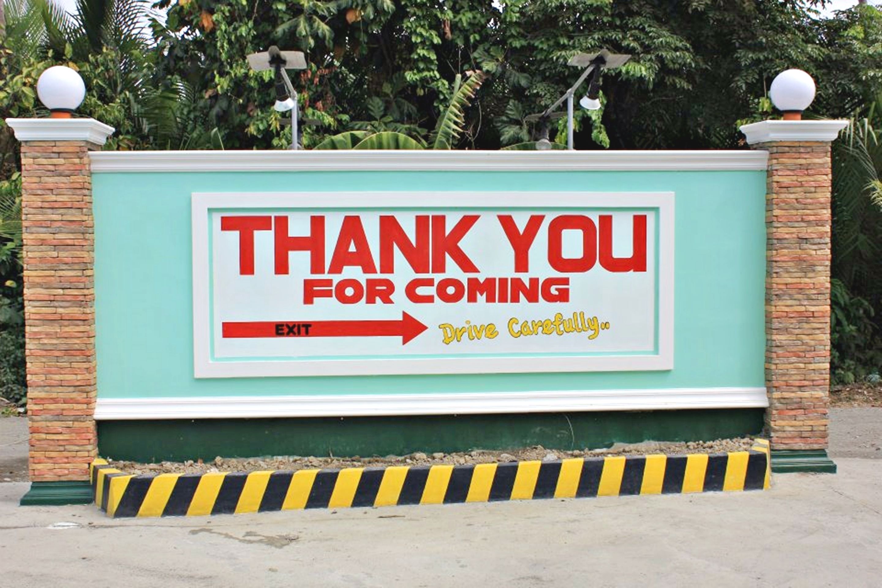 Un letrero con los textos 'THANK YOU FOR COMING' y 'EXIT', con una flecha apuntando a la derecha.