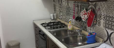 Réfrigérateur, micro-ondes, four