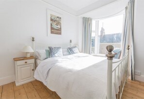 5 bedrooms, iron/ironing board, travel cot, free WiFi - Seren House in the centre of beautiful St Ives with parking for two cars. (St. Ives)