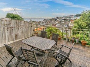Outdoor dining - Seren House in the centre of beautiful St Ives with parking for two cars. (St. Ives)