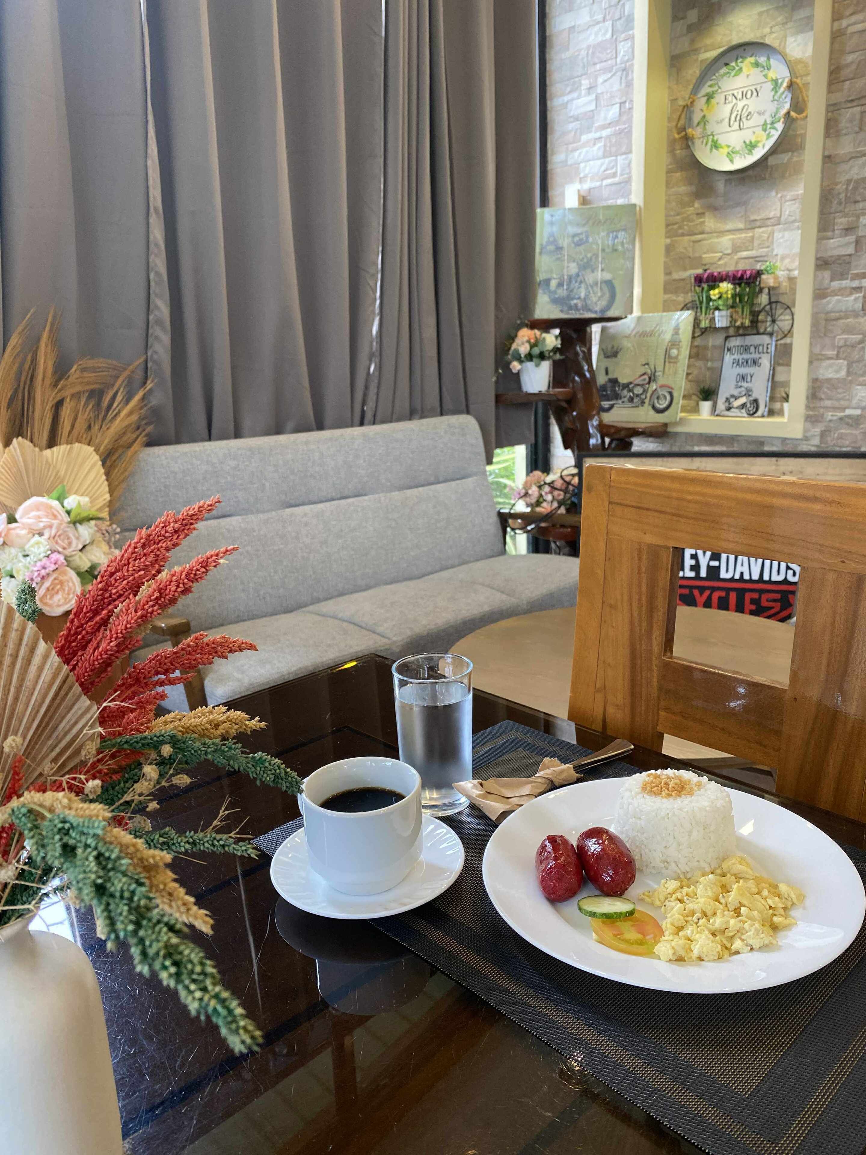 free daily cooked-to-order breakfast