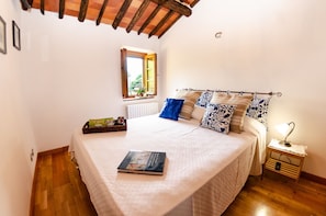 3 bedrooms, iron/ironing board, travel cot, free WiFi