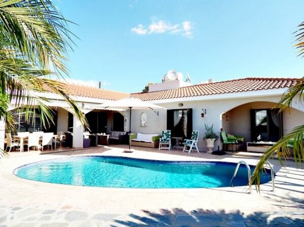 حمّام سباحة خارجي