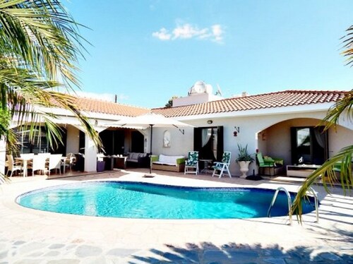 Superbe, élégante et spacieuse villa de 3 chambres avec piscine privée