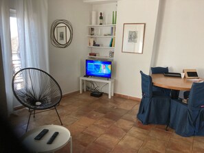 Interior - Charming two-room apartment in Montmartre (Paris)