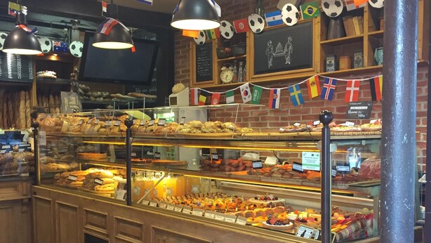 Vitrina de pastelería con diversas opciones horneadas.