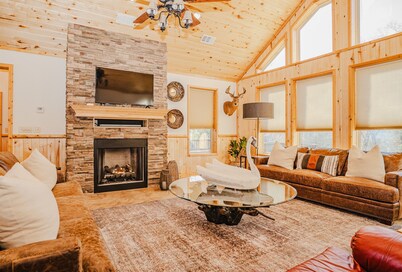 RIVERFRONT HOUSE ON THE LITTLE MISSOURI RIVER!! LAKE GREESON & DIAMOND MINE!!