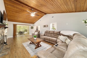 TV, fireplace