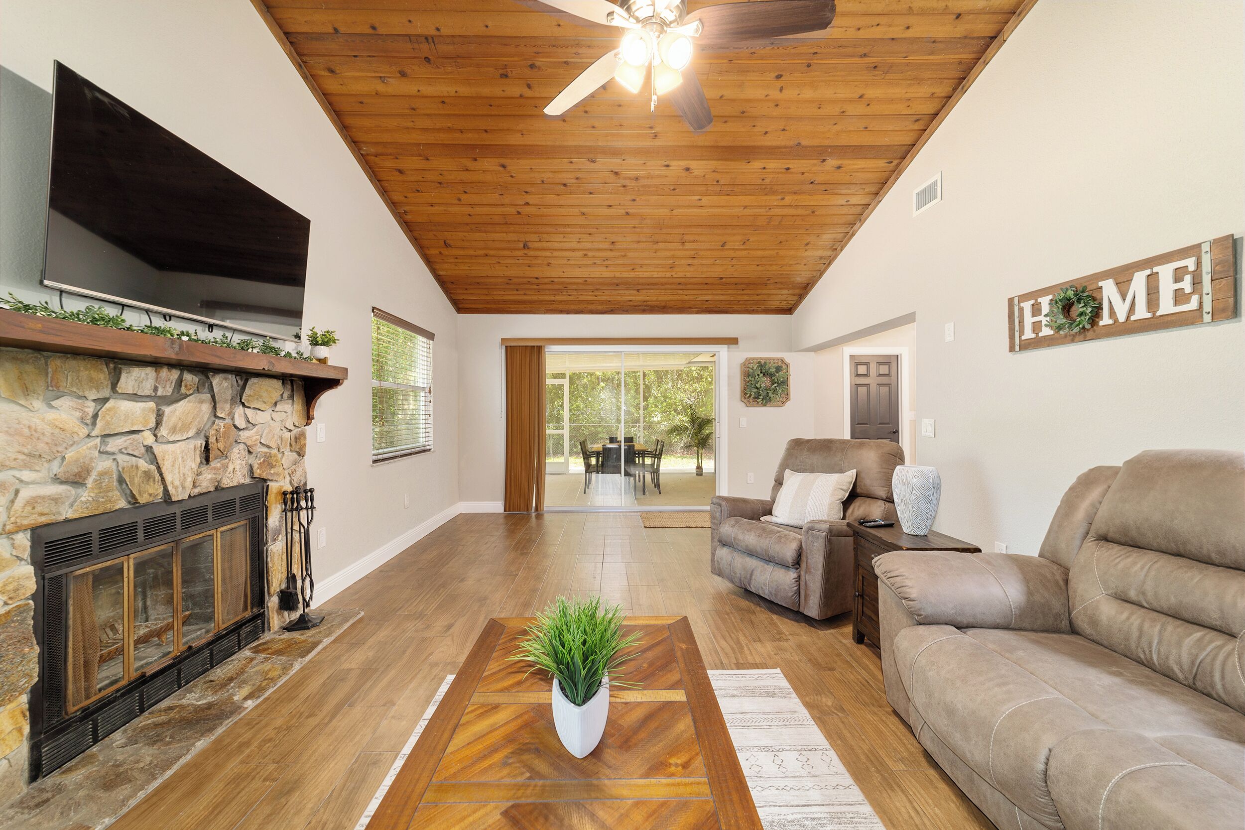 Televisión y chimenea 