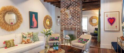 Télévision, cheminée, chaßne hi-fi, espaces bureaux