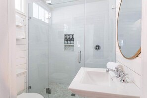 Dusche, Haartrockner, Handtücher, Shampoo