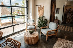 Télévision, cheminée, chaîne hi-fi, espaces bureaux