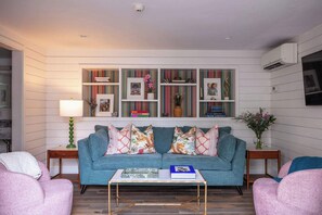 Téléviseur, foyer, chaîne audio, bureau