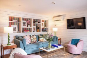 Televisión, chimenea y oficina 