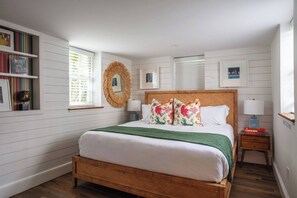 2 chambres, bureau, fer et planche à repasser, lit de bébé portatif