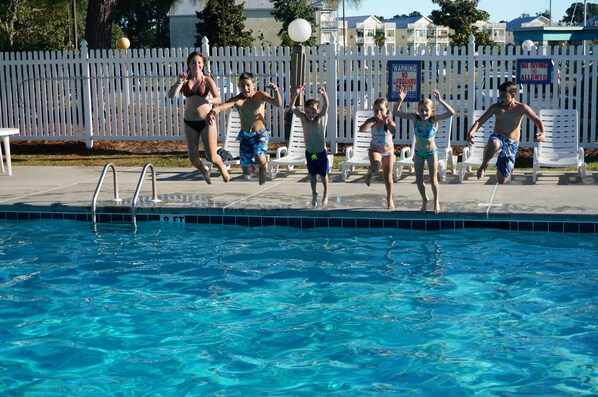Inomhuspool och utomhuspool