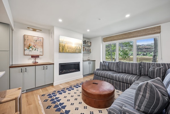 Smart TV, fireplace