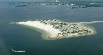 Hiljainen Gulf Canal Seudun koteloitu Lanai ja Pool