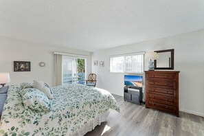 3 bedrooms, desk