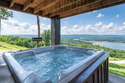Sunset Ridge cabin 21 miles from Chatt, TN! Indoor pool & hot tub!