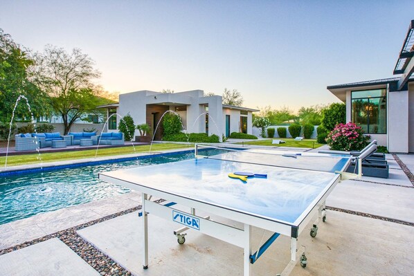 Una piscina al aire libre, una piscina climatizada