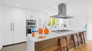 Réfrigérateur, four à micro-ondes, un four, surface de cuisson