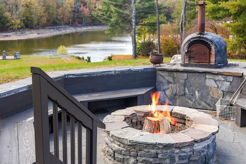 Lakefront Paradise: Views, Heated Pool, Games! Summer & Winter Fun For Everyone!