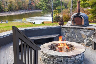 Lakefront Paradise: Views, Heated Pool, Games! Summer & Winter Fun For Everyone!