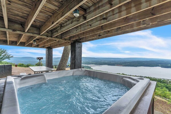 Outdoor spa tub