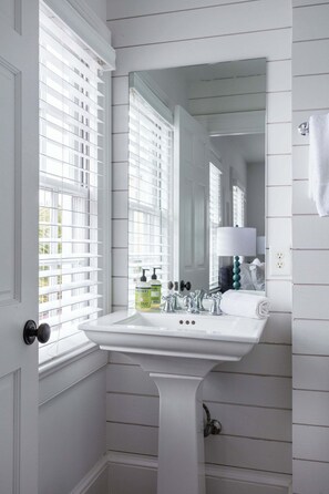 Douche, sèche-cheveux, serviettes fournies