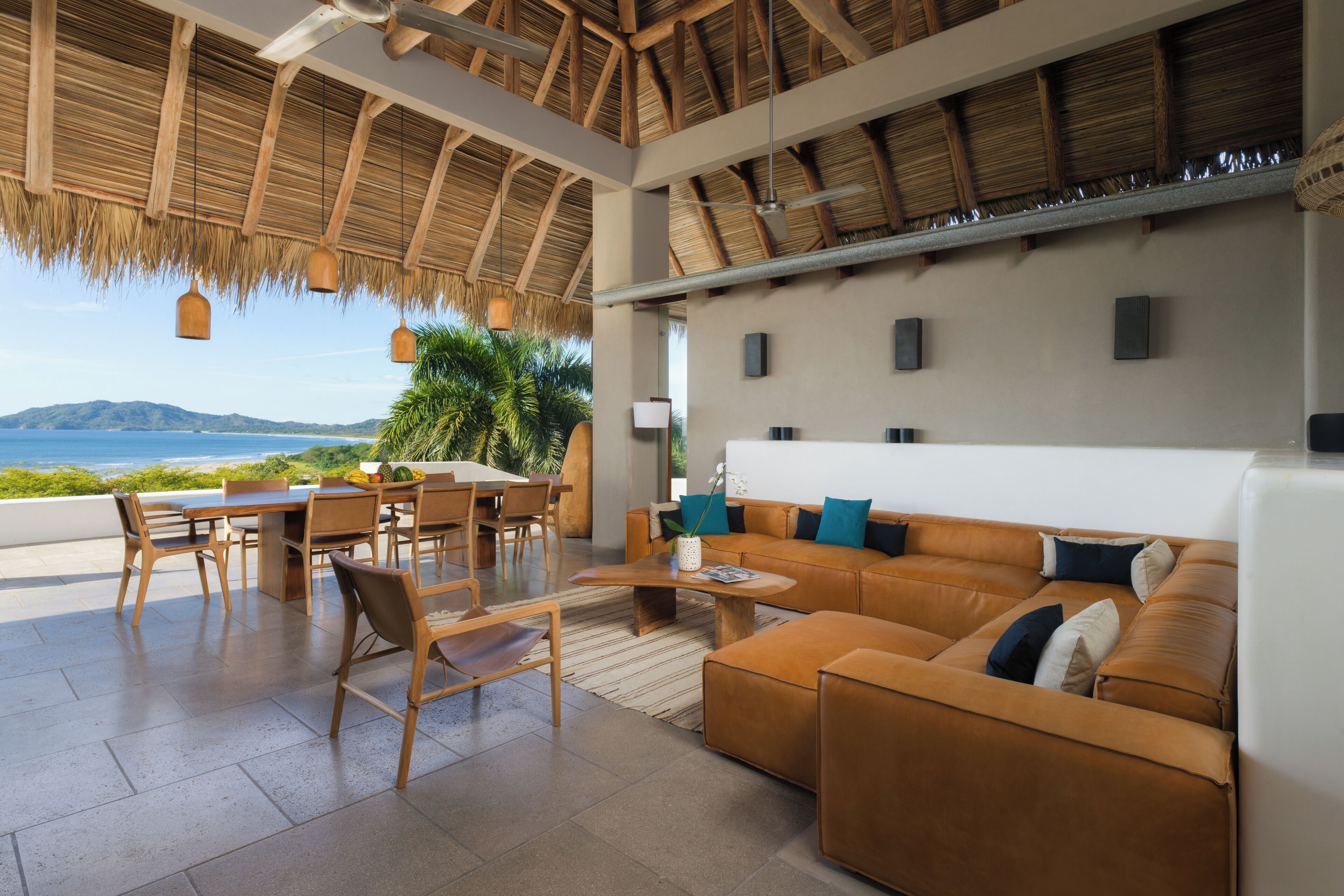 Una Smart TV, un reproductor estéreo