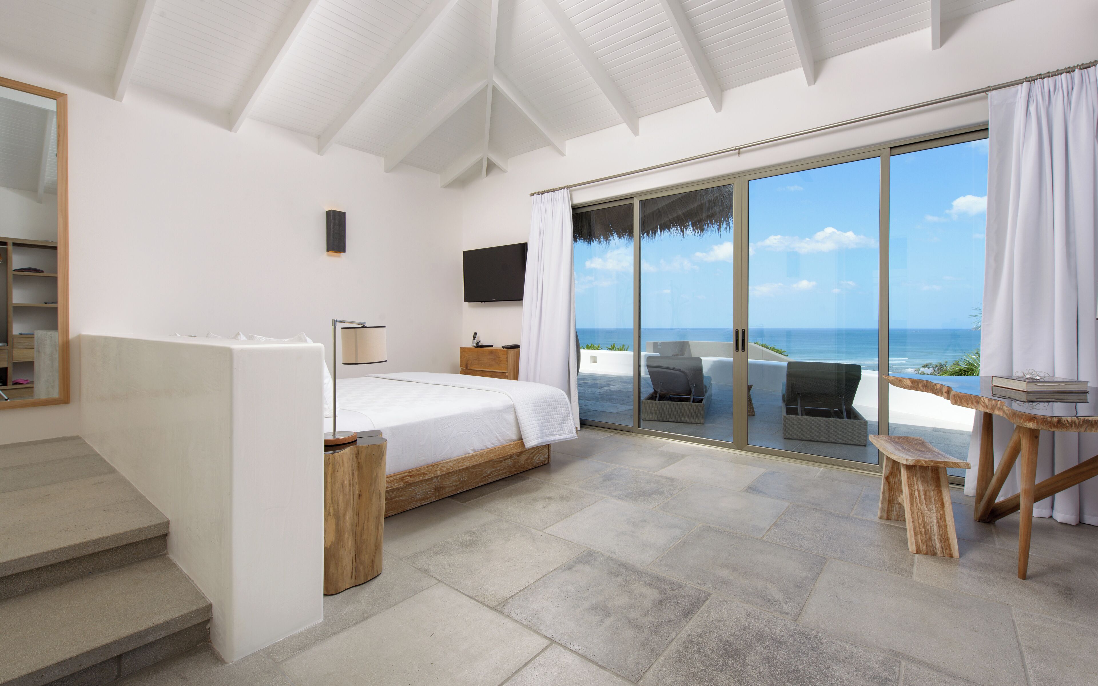 5 dormitorios, caja fuerte, escritorio y tabla de planchar con plancha