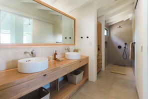 Bruser, miljøvenlige toiletartikler, hårtørrer, håndklæder