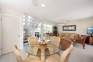 Smart TV, reproductor de DVD, libros y biblioteca musical 