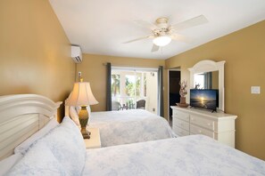 2 habitaciones, escritorio y tabla de planchar con plancha 