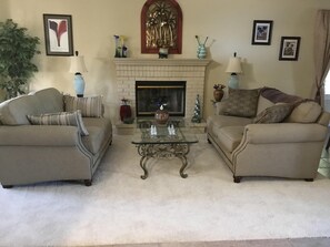 Smart TV, chimenea, videojuegos y reproductor de DVD