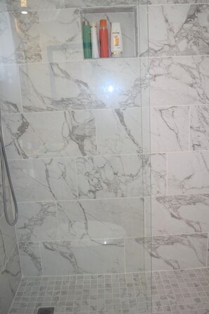 Combined shower/bathtub, free toiletries, hair dryer, bathrobes - West Racquet Club Art Hall (Palm Springs)