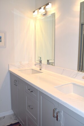 Combined shower/bathtub, free toiletries, hair dryer, bathrobes