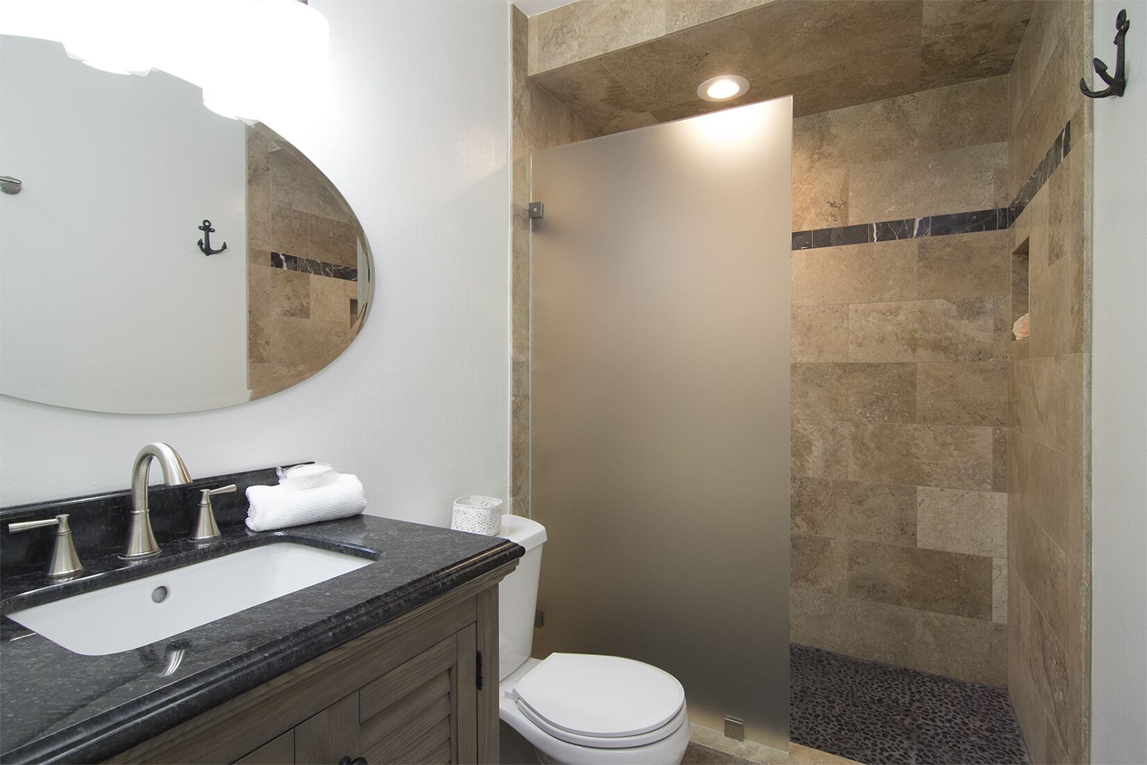 Dusj, hårføner, håndklær og sjampo