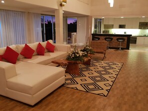 Vila, beberapa kamar | Area keluarga | TV layar datar