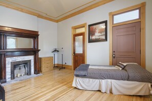 5 bedrooms, desk, iron/ironing board, free WiFi - Beautiful Historic Home in the Avenues (Salt Lake City)